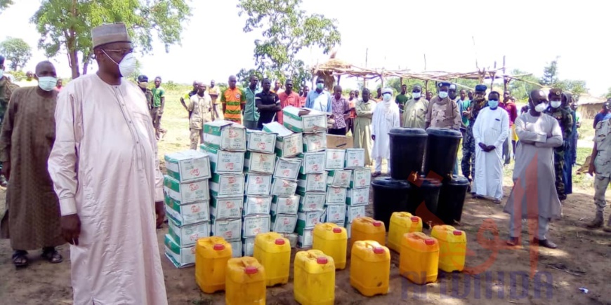 Tchad : des victimes d'une tornade reçoivent une assistance au Mayo Kebbi Ouest. © Foka Mapagne/Alwihda Info Tchad : des victimes d'une tornade reçoivent une assistance au Mayo Kebbi Ouest. © Foka Mapagne/Alwihda Info