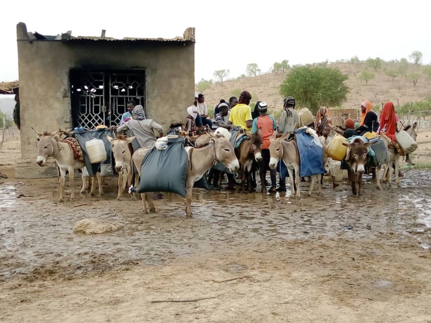 Des familles à la recherche d'eau à Gaz Beida, au Sila. © Mahamat Issa Gadaya/Alwihda Info Des familles à la recherche d'eau à Gaz Beida, au Sila. © Mahamat Issa Gadaya/Alwihda Info