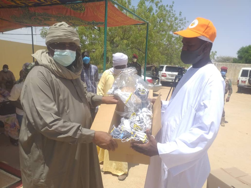 Tchad : 1000 cache-nez offerts par l'UNDR à Abéché. Tchad : 1000 cache-nez offerts par l'UNDR à Abéché.