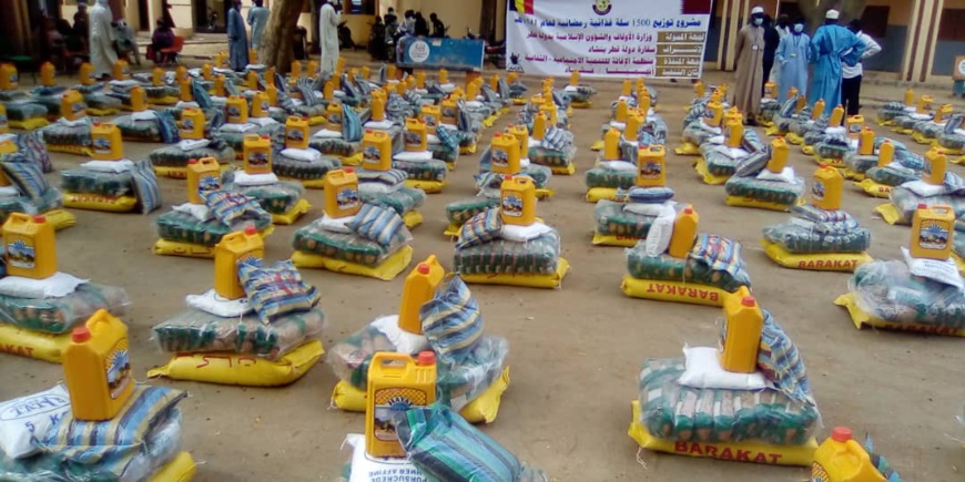 Tchad : à N'Djamena, 1500 kits alimentaires offerts par le biais du Qatar. © Mahamat Abdramane Ali Kitire/Alwihda Info Tchad : à N'Djamena, 1500 kits alimentaires offerts par le biais du Qatar. © Mahamat Abdramane Ali Kitire/Alwihda Info
