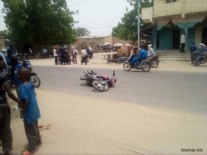 Tchad : à N'Djamena, un automobiliste percute un clandoman et le blesse grièvement. © Abakar Chérif Hamid/Alwihda Info Tchad : à N'Djamena, un automobiliste percute un clandoman et le blesse grièvement. © Abakar Chérif Hamid/Alwihda Info