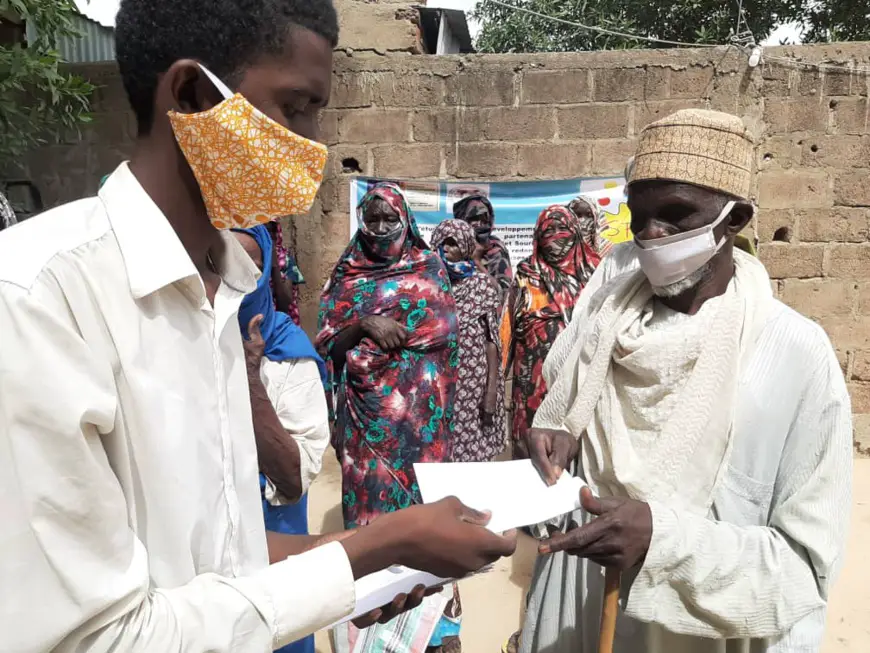 Tchad : des kits alimentaires distribués à N'Djamena par le CEDPE. © Mahamat Abdramane Ali Kitire/Alwihda Info