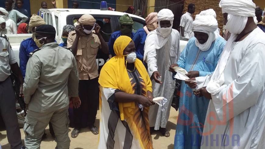 Tchad : au marché d'Ati, distribution de masques offerts par un ministre. © Hassan Djidda Hassan/Alwihda Info