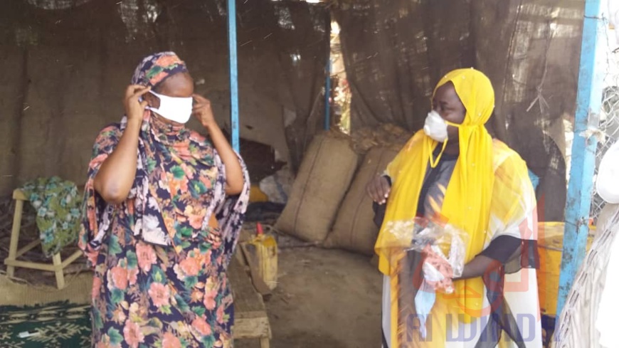 Tchad : au marché d'Ati, distribution de masques offerts par un ministre. © Hassan Djidda Hassan/Alwihda Info Tchad : au marché d'Ati, distribution de masques offerts par un ministre. © Hassan Djidda Hassan/Alwihda Info