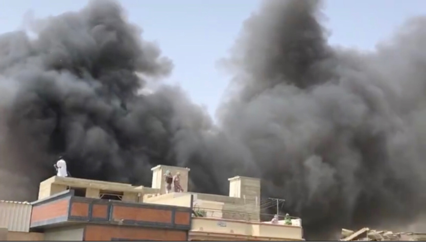 Pakistan : un avion avec une centaine de passagers s'écrase sur des maisons. © Capture d'écran/DR Pakistan : un avion avec une centaine de passagers s'écrase sur des maisons. © Capture d'écran/DR