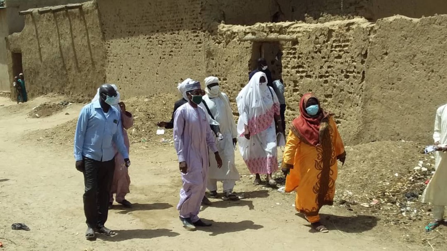 Tchad : à Ati, les autorités distribuent des masques de porte-à-porte aux vulnérables Tchad : à Ati, les autorités distribuent des masques de porte-à-porte aux vulnérables