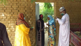 Tchad : à Ati, les autorités distribuent des masques de porte-à-porte aux vulnérables Tchad : à Ati, les autorités distribuent des masques de porte-à-porte aux vulnérables