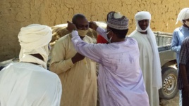 Tchad : à Ati, les autorités distribuent des masques de porte-à-porte aux vulnérables Tchad : à Ati, les autorités distribuent des masques de porte-à-porte aux vulnérables