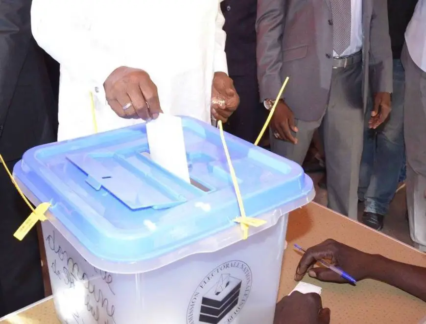 Le chef de l'Etat, Idriss Déby glisse son bulletin de vote dans l'urne lors des présidentielles de 2016. © DR
