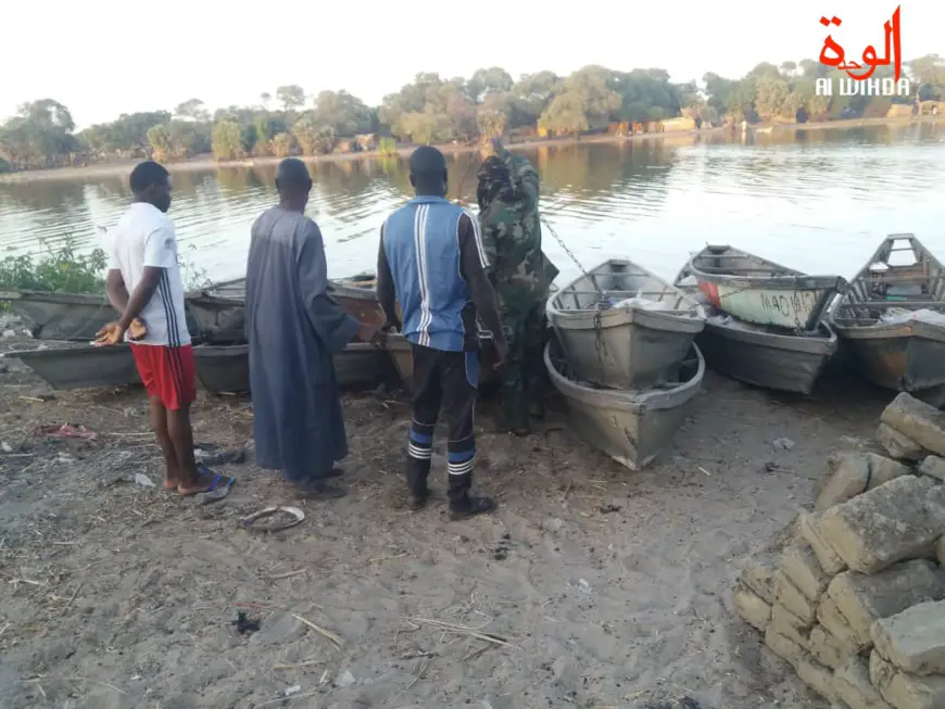 Des riverains devant des pirogues au Lac Tchad. © Alwihda Info