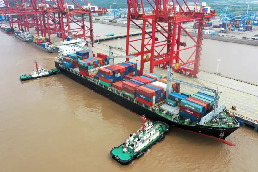 A vessel serving Belt and Road countries is berthed at the Ningbo Zhoushan Port, east China's Zhejiang province, May 7. (By Yaofeng, People's Daily Online)