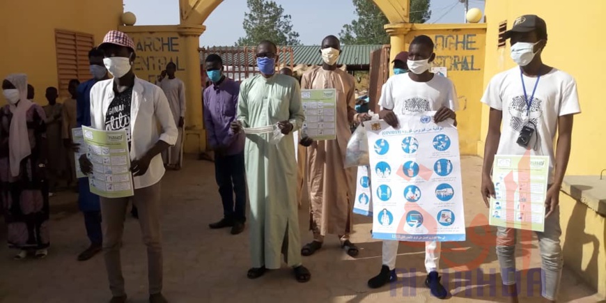 Tchad : au marché de Mongo, la sensibilisation s'accentue contre la Covid-19. © Béchir Badjoury/Alwihda Info Tchad : au marché de Mongo, la sensibilisation s'accentue contre la Covid-19. © Béchir Badjoury/Alwihda Info