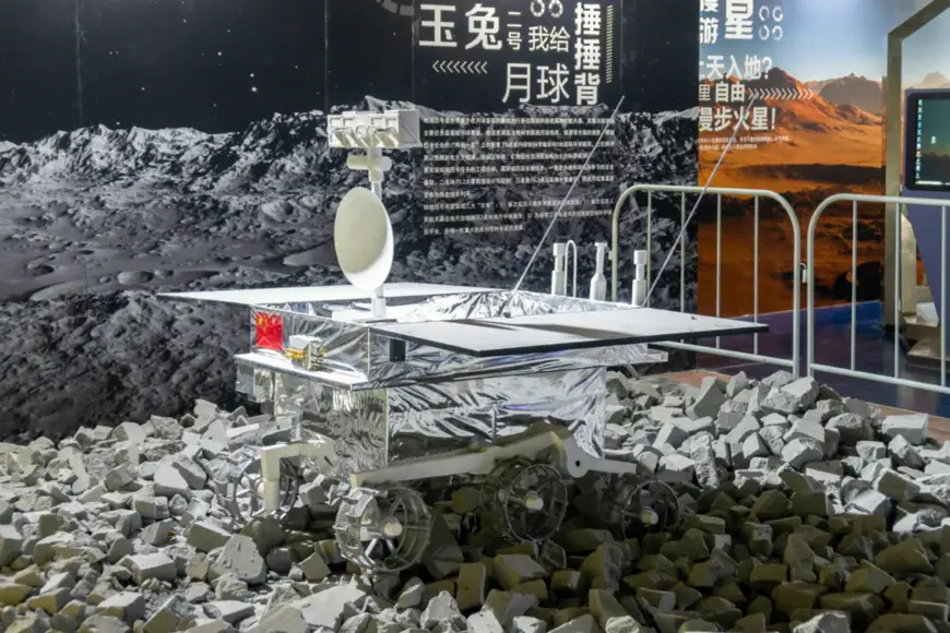 Photo shows a model of lunar rover Yutu-2 displayed at China Aerospace Art and Technology Exhibition held in Shanghai, January 19, 2020. Exhibits like models of Chang’e-4 probe and Yutu-2 as well as various interactive facilities attracted many children and parents to the exhibition. (Photo by Wang Gang/People’s Daily Online)