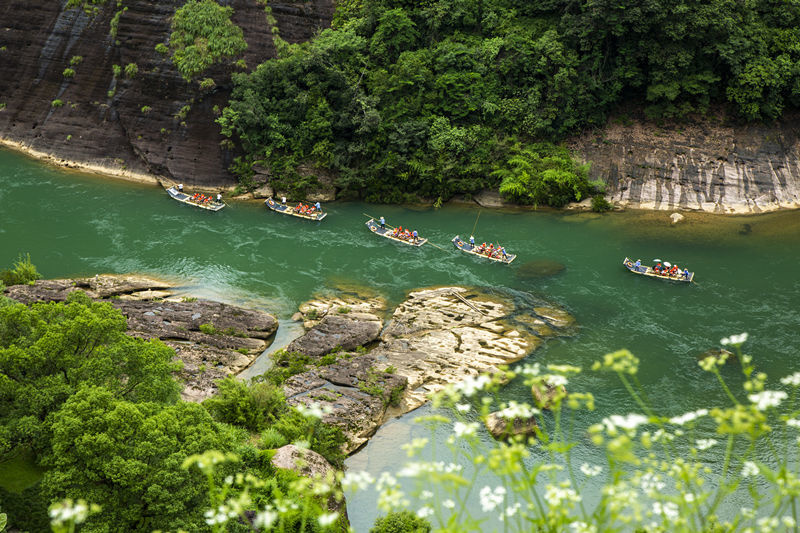 Photo taken on May 23 shows tourists taking bamboo rafts on the Jiuqu River of Wuyi Mountain scenic area in Southeast China’s Fujian Province. Xu Weiping/People’s Daily Online