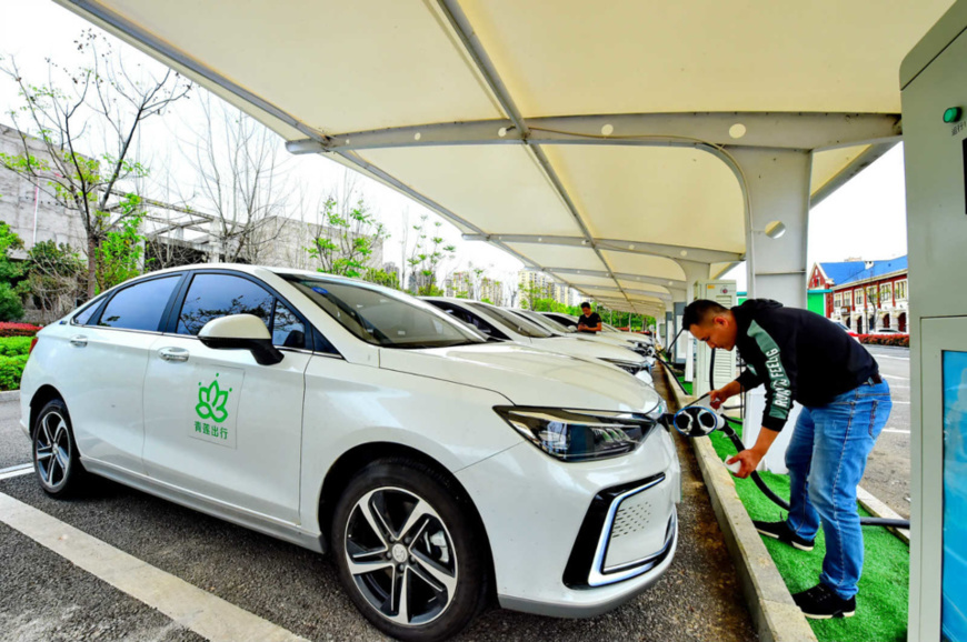 A man charges an electric vehicle at a charging station in Yueliangwan new district, Huichang county, Ganzhou of Jiangxi province in east China, March 27. (Photo by Zhu Haipeng, People’s Daily Online) A man charges an electric vehicle at a charging station in Yueliangwan new district, Huichang county, Ganzhou of Jiangxi province in east China, March 27. (Photo by Zhu Haipeng, People’s Daily Online)