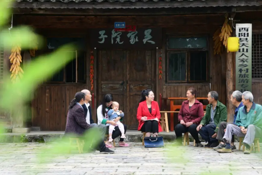 On May 15, NPC deputy Ran Hui investigates the development of rural tourism in Tianshanbao village, Youyang Tujia and Miao Autonomous County, southwest China’s Chongqing municipality. (By Ran Chuan, People’s Daily Online)