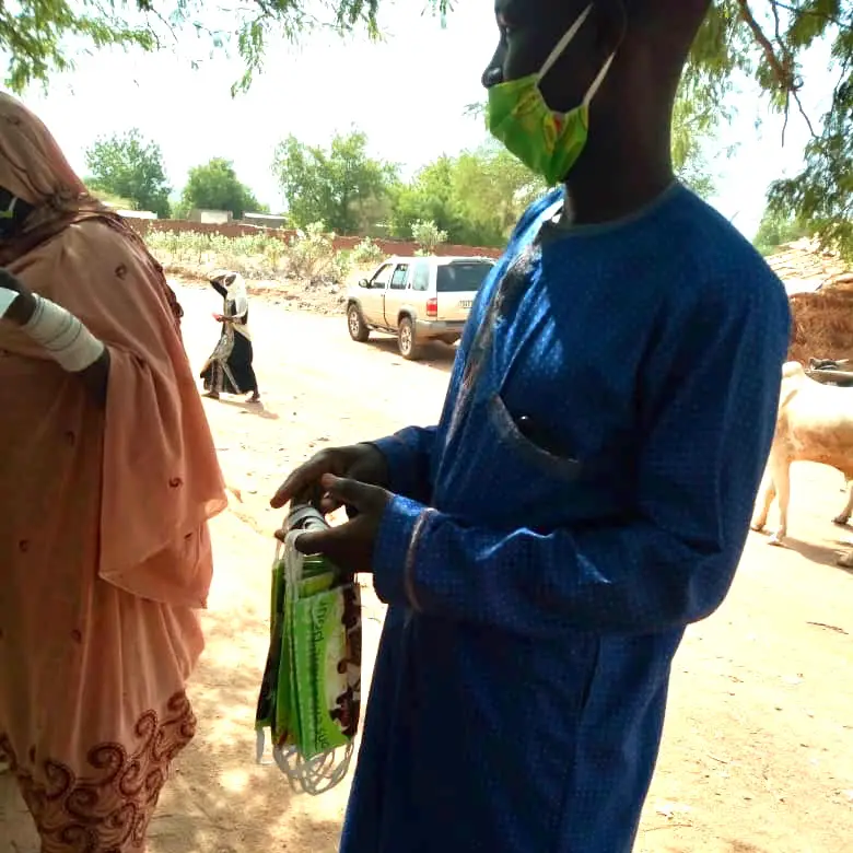 Tchad : clandomens, commerçantes et bouchers reçoivent des masques à Mongo. © Béchir Badjoury/Alwihda Info