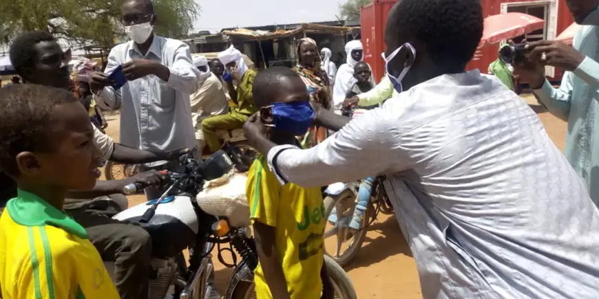 Tchad - Covid-19 : À Mongo, des masques distribués dans toute la ville. © Béchir Badjoury/Alwihda Info