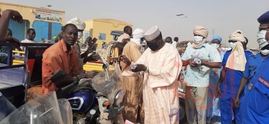 Tchad - Covid-19 : exposés au quotidien, les transporteurs d'Abéché reçoivent des masques. © Abba Issa/Alwihda Info