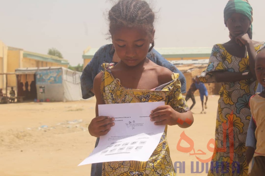 Une jeune fille à N'Djamena lors d'une opération de sensibilisation contre la Covid-19, en avril 2020. © B.K./Alwihda Info