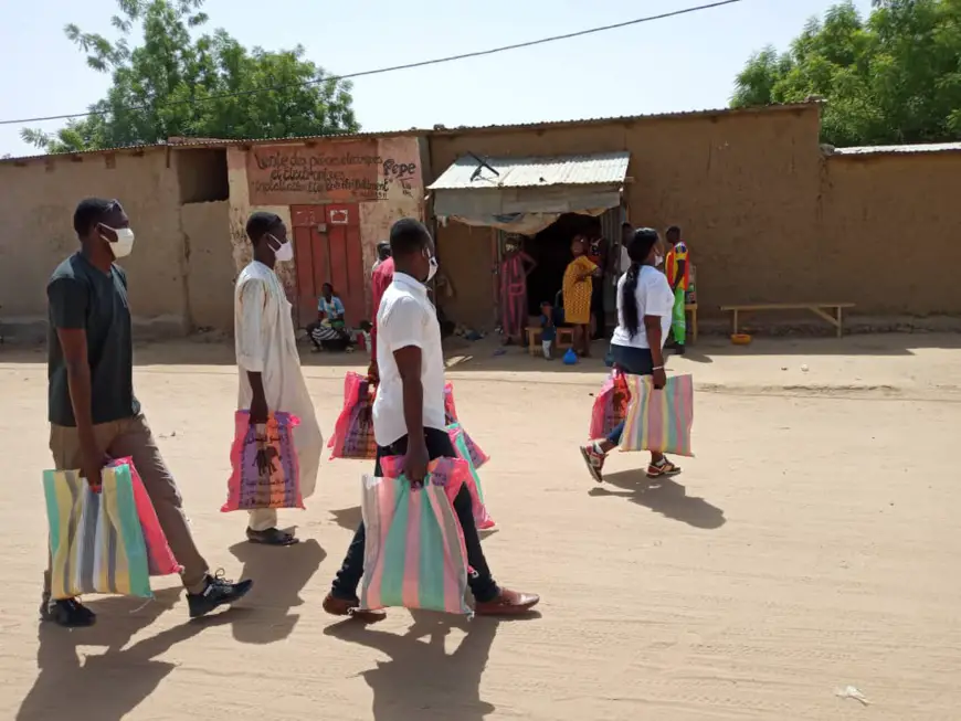 Tchad : 1000 kits alimentaires et des milliers de masques distribués à Walia. © Abakar Chérif Hamid/Alwihda Info