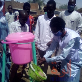 Tchad : à Abéché, des masques et solutions hydroalcooliques offerts aux vendeuses. © Abba Issa/Alwihda Info