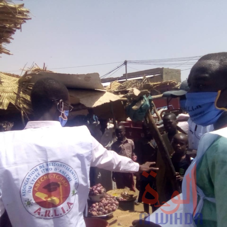 Tchad : à Abéché, des masques et solutions hydroalcooliques offerts aux vendeuses. © Abba Issa/Alwihda Info Tchad : à Abéché, des masques et solutions hydroalcooliques offerts aux vendeuses. © Abba Issa/Alwihda Info