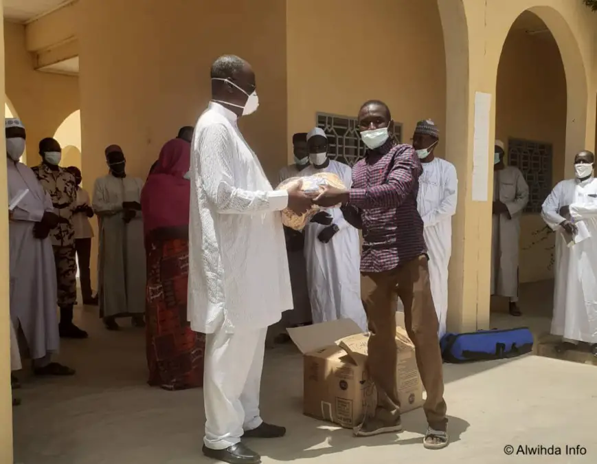 Covid-19 : Tchad Helping Hands et l'UNFPA offrent 2000 masques à Ati. © H.D./Alwihda Info
