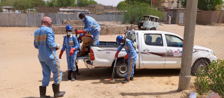Tchad : Covid-19 et désinfection, Vitre Clair en première ligne des actions citoyennes. © Mahamat Abdramane Ali Kitire/Alwihda Infi Tchad : Covid-19 et désinfection, Vitre Clair en première ligne des actions citoyennes. © Mahamat Abdramane Ali Kitire/Alwihda Infi