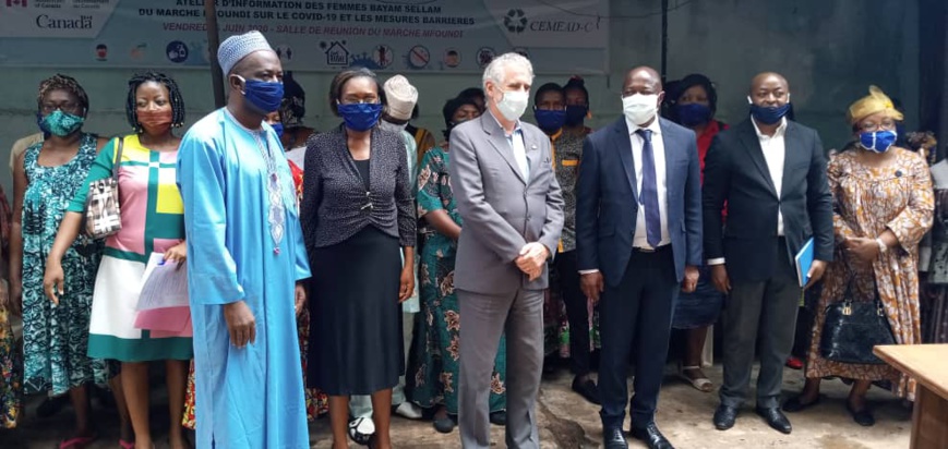 Le Haut-Commissaire du Canada au Cameroun, Richard Bale (au centre), avec à ses côtés le Dr Pierre Flambeau Ngayap et Mme Marie Jeanne Abéga, présidente de CEMEAD-Cameroun.