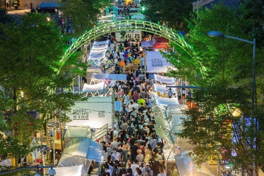 Photo shows a bustling night market on West Nanjing Road, Jing’an district, Shanghai. The night market, which was reopened on May 30, was comprehensively upgraded to improve visitor experience, further unleash consumption potential, and boost recovery of the nighttime economy. (Photo by Wang Chu/People’s Daily Online) Photo shows a bustling night market on West Nanjing Road, Jing’an district, Shanghai. The night market, which was reopened on May 30, was comprehensively upgraded to improve visitor experience, further unleash consumption potential, and boost recovery of the nighttime economy. (Photo by Wang Chu/People’s Daily Online)