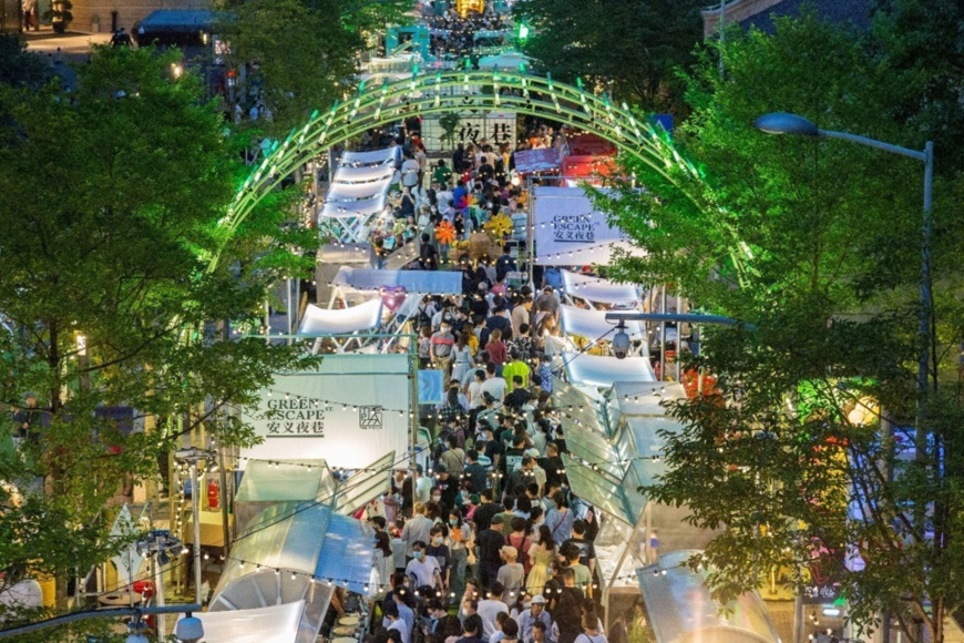 Photo shows a bustling night market on West Nanjing Road, Jing’an district, Shanghai. The night market, which was reopened on May 30, was comprehensively upgraded to improve visitor experience, further unleash consumption potential, and boost recovery of the nighttime economy. (Photo by Wang Chu/People’s Daily Online)