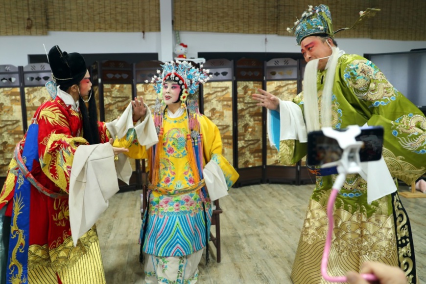 Three performers rehearse in the rehearsal hall of a troupe of Jingxing county, Shijiazhuang, capital of north China’s Hebei province, April 1. Photo by Zhang Xiuke/People’s Daily Online