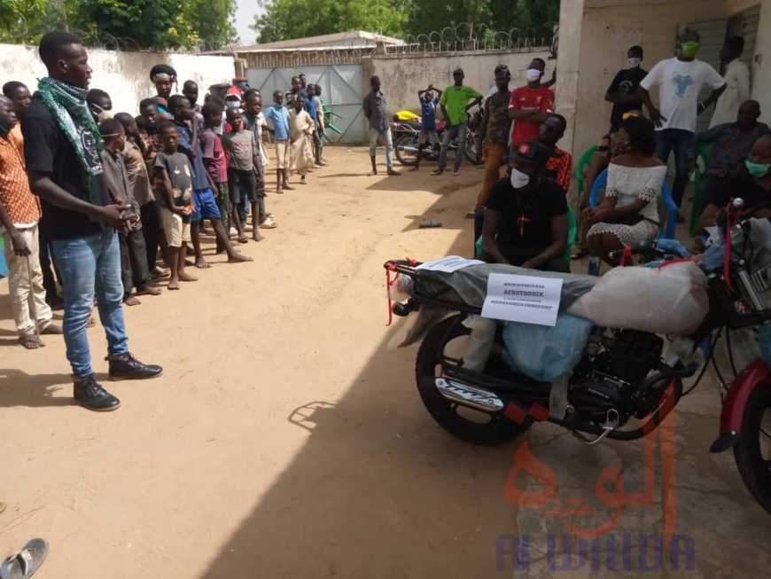 Tchad : une moto neuve offerte au jeune héros Djessadjim Innocent. © Kelvin Djetoyo/Alwihda Info