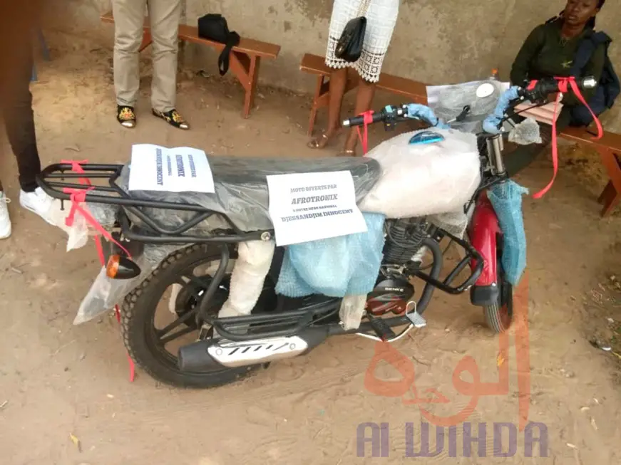 Tchad : une moto neuve offerte au jeune héros Djessadjim Innocent. © Kelvin Djetoyo/Alwihda Info