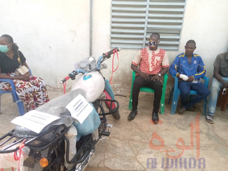 Tchad : une moto neuve offerte au jeune héros Djessadjim Innocent. © Kelvin Djetoyo/Alwihda Info Tchad : une moto neuve offerte au jeune héros Djessadjim Innocent. © Kelvin Djetoyo/Alwihda Info