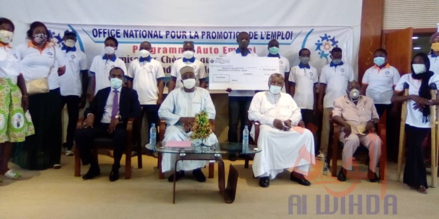 Tchad : l'ONAPE remet des chèques de financement à 28 promoteurs de l'emploi. © Mahamat Abdramane Ali Kitire/Alwihda Info Tchad : l'ONAPE remet des chèques de financement à 28 promoteurs de l'emploi. © Mahamat Abdramane Ali Kitire/Alwihda Info