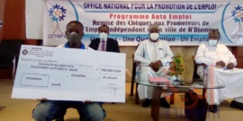Tchad : l'ONAPE remet des chèques de financement à 28 promoteurs de l'emploi. © Mahamat Abdramane Ali Kitire/Alwihda Info Tchad : l'ONAPE remet des chèques de financement à 28 promoteurs de l'emploi. © Mahamat Abdramane Ali Kitire/Alwihda Info