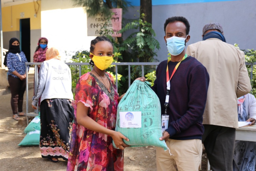 An employee of the China Foundation for Poverty Alleviation Ethiopia Country Office donates food to a local student on May 18. Photo courtesy of Tigist, employee of the China Foundation for Poverty Alleviation Ethiopia Country Office