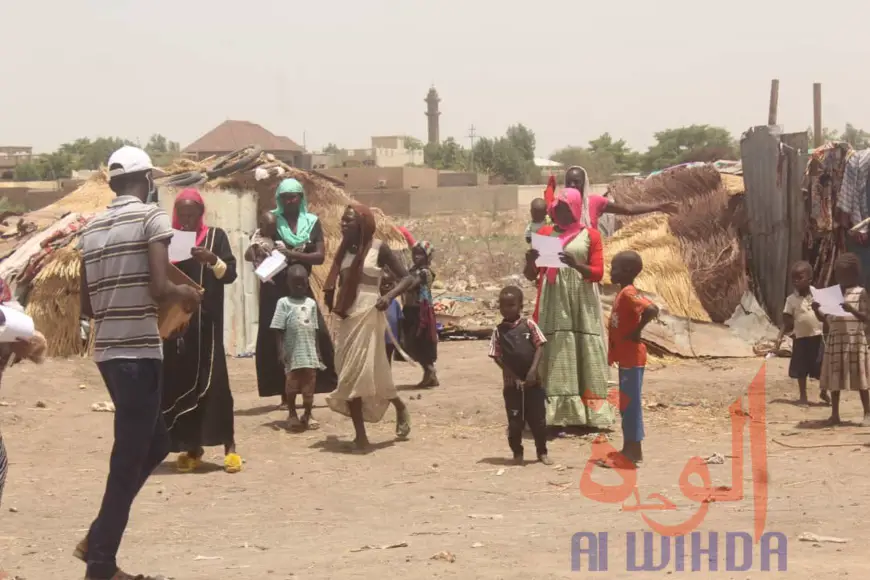 Des citoyens sensibilisés sur les gestes barrières à N'Djamena, en avril 2020 © Ben Kadabio/Alwihda Info