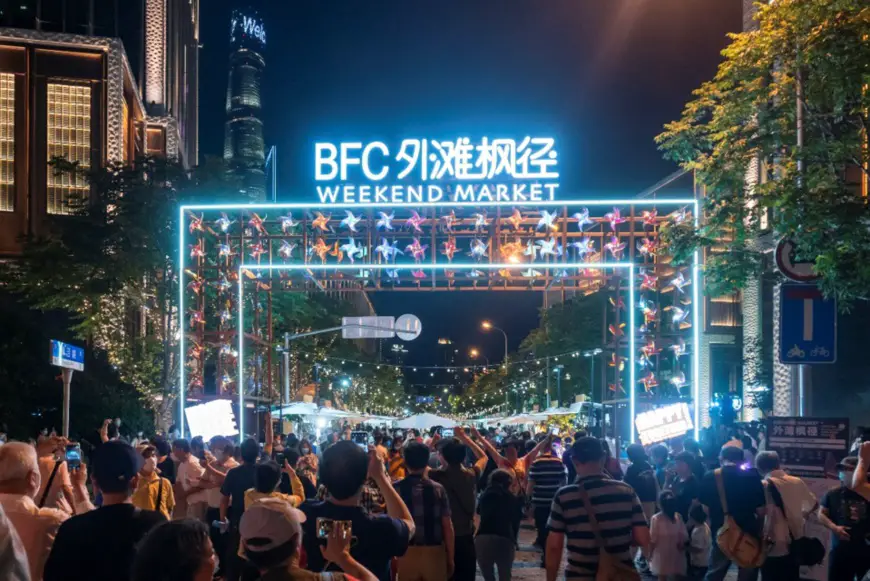 One of the weekend markets opened on June 6 in Shanghai, as a part of Shanghai night festival. Photo by Wang Gang / People’s Daily Online