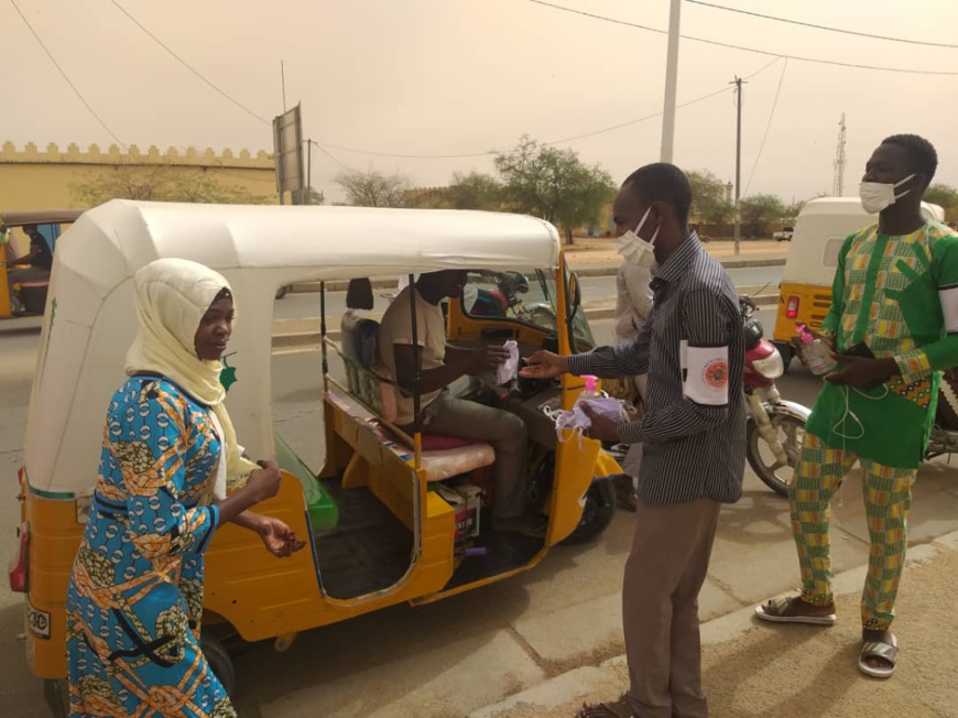 Tchad-Covid19 : les jeunes anti-Covid sensibilise et distribue des masques à Abéché : ©️ Abba Issa/Alwihda Info Tchad-Covid19 : les jeunes anti-Covid sensibilise et distribue des masques à Abéché : ©️ Abba Issa/Alwihda Info