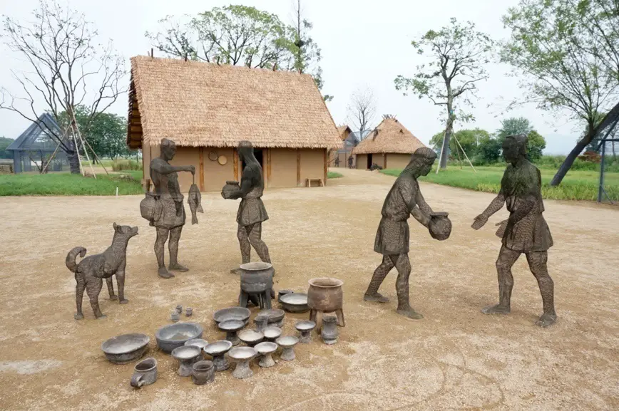 Photo taken on July 6, 2019 shows sculptures at the Archaeological Ruins of Liangzhu City that reproduce a home-based workshop. Wu Huang/People’s Daily Online