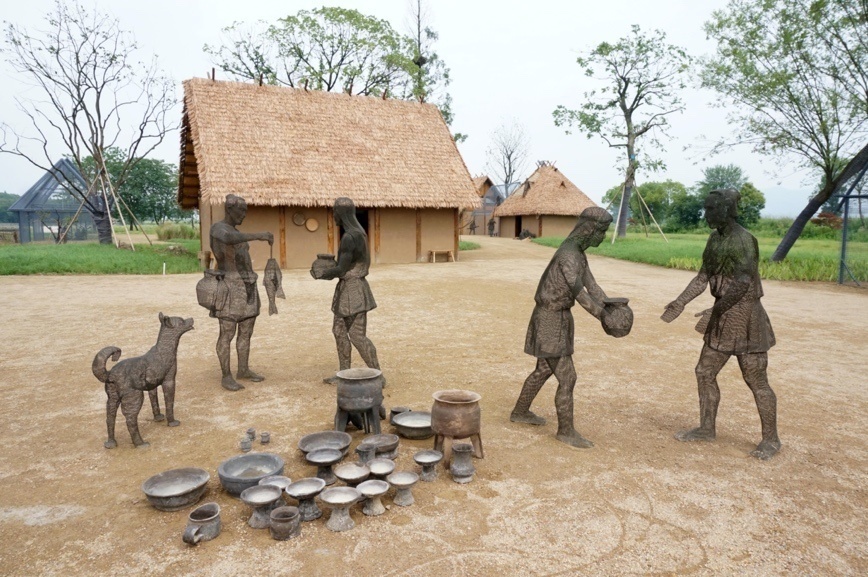 Photo taken on July 6, 2019 shows sculptures at the Archaeological Ruins of Liangzhu City that reproduce a home-based workshop. Wu Huang/People’s Daily Online