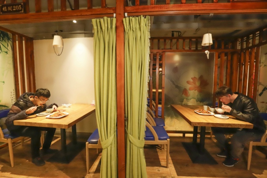 People dine separately at a restaurant in Zunhua, a county-level city Hebei Province on March 27. Photo by Liu Mancang/People’s Daily Online