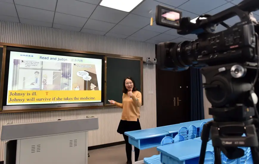 Teacher Zhu Aihua records an English class for fourth-grade primary students in the city of Yangzhou, East China’s Jiangsu Province on March 1. Photo by Zhuang Wenbin/People’s Daily Online