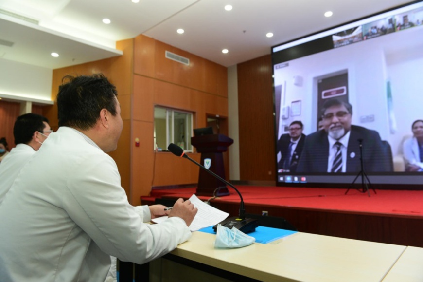 Experts with the Fourth Affiliated Hospital Zhejiang University School of Medicine share their experience on COVID-19 control and prevention with medical workers at the Lifeline Hospital of Abu Dhabi, the largest emirate of the United Arab Emirates, March 18. (Photo by Qian Xusheng, People’s Daily Online)