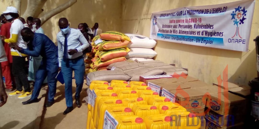 Tchad : L'ONAPE vole au secours de 5000 familles avec des kits alimentaire. © Mahamat Abdramane Ali Kitire/Alwihda Info Tchad : L'ONAPE vole au secours de 5000 familles avec des kits alimentaire. © Mahamat Abdramane Ali Kitire/Alwihda Info
