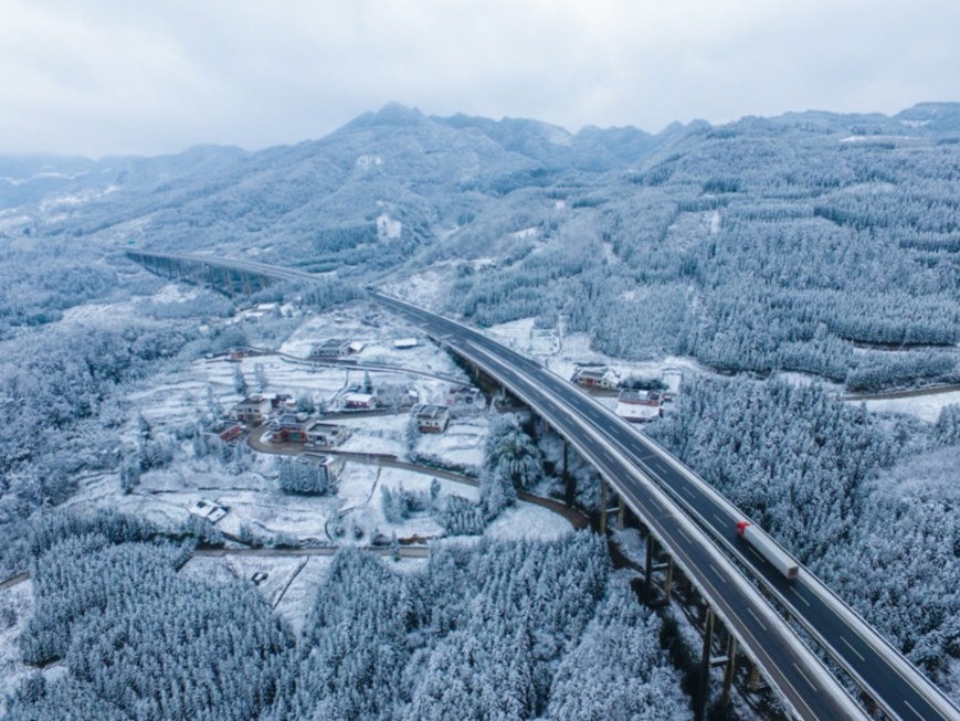Photo shows the G76 Xiamen–Chengdu Expressway spanning the Wumeng Mountain range blanketed with white snow. (Photo by Li Xin, People’s Daily Online) Photo shows the G76 Xiamen–Chengdu Expressway spanning the Wumeng Mountain range blanketed with white snow. (Photo by Li Xin, People’s Daily Online)