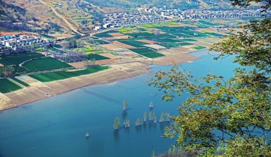 Photo taken on April 6 shows the beautiful scenery of the ecological corridor along the Yellow River of Xin’an county, Luoyang, Henan province. Photo by Huang Zhengwei/People’s Daily Online